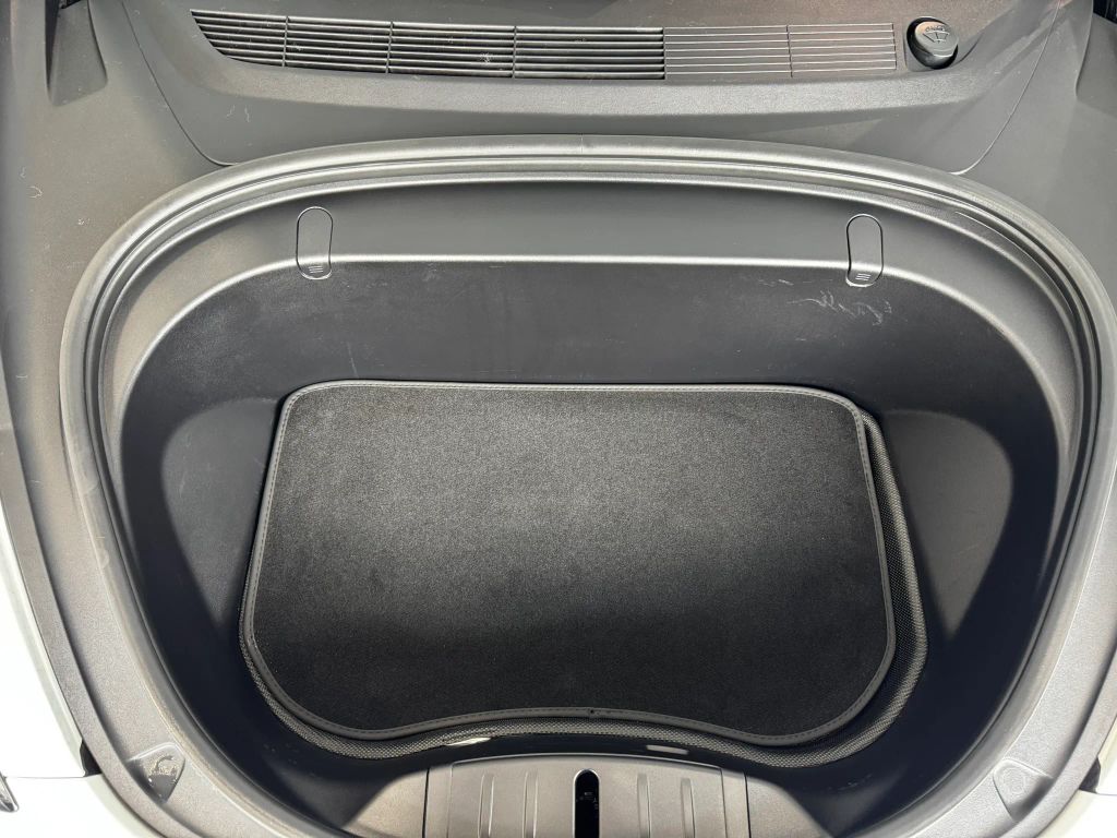 tesla model 3 2018 5YJ3E1EB1JF151060 image tesla model 3 2018 5YJ3E1EB1JF151060 image